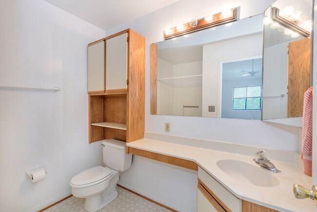 Building Photo - 112-12 Turtle Creek Rd
