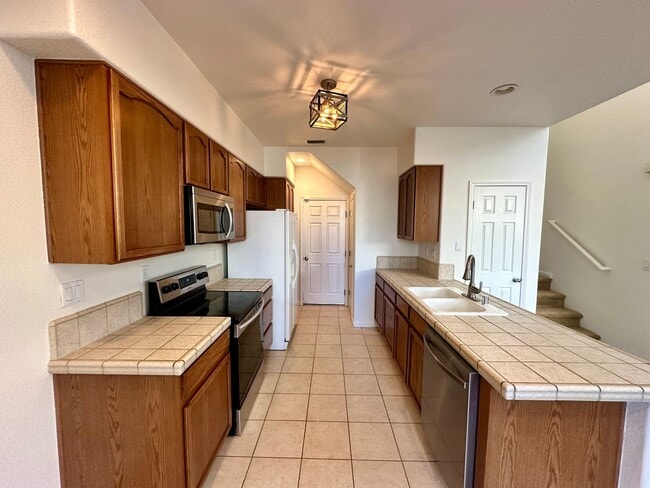 Building Photo - Spacious 2 Story Townhouse Available NOW!