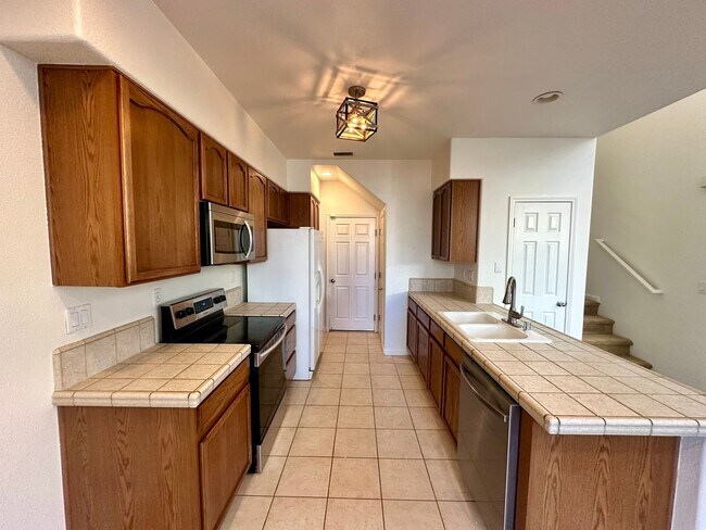 Foto del edificio - Spacious 2 Story Townhouse Available NOW!