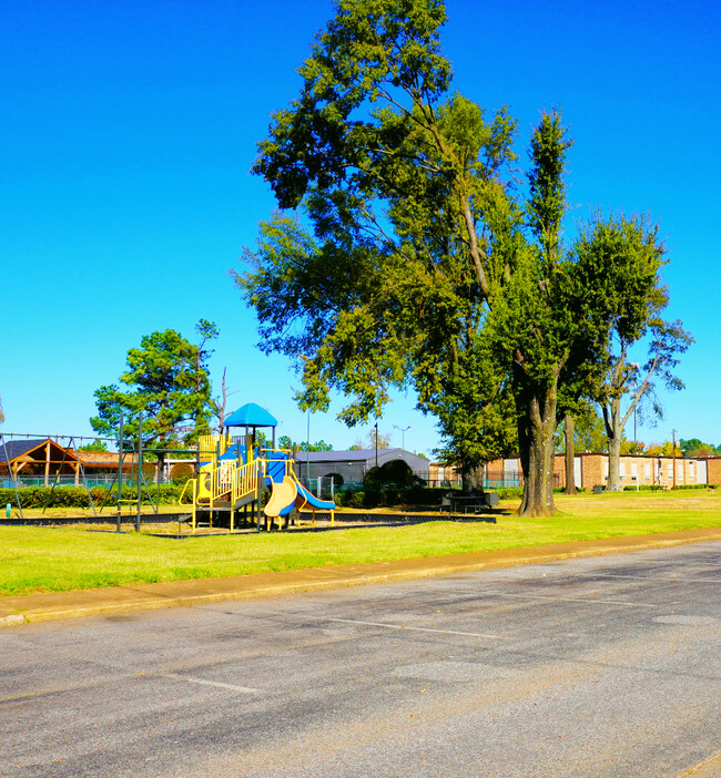 1 & 2 BEDROOMS - IMMEDIATE MOVE IN - 4657 Cottonlane Ave