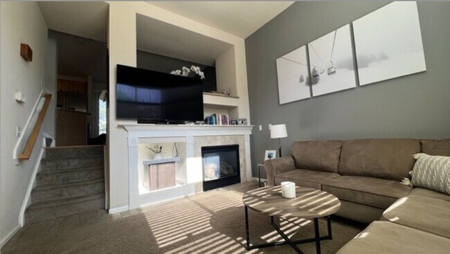 Building Photo - 2 Bed Highlands Townhome