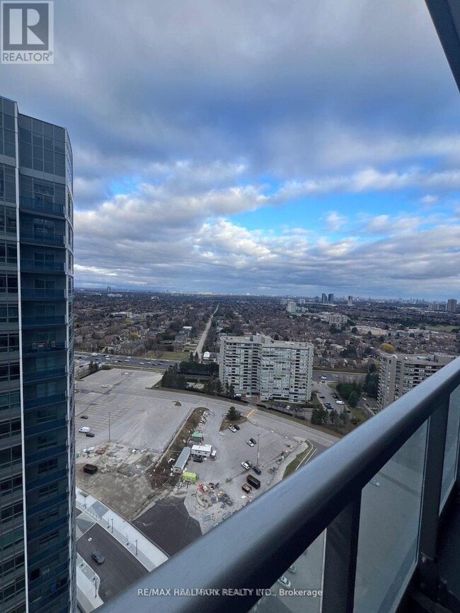 Photo du bâtiment - 30 Upper Mall Wy