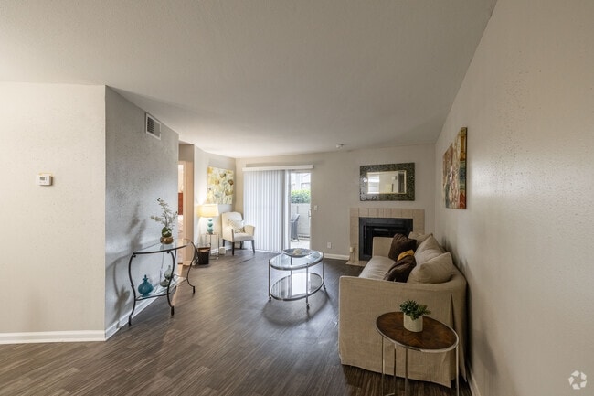 1 habitación, 1 baño - 800 pies cuadrados - Sala de estar - Preakness Apartments