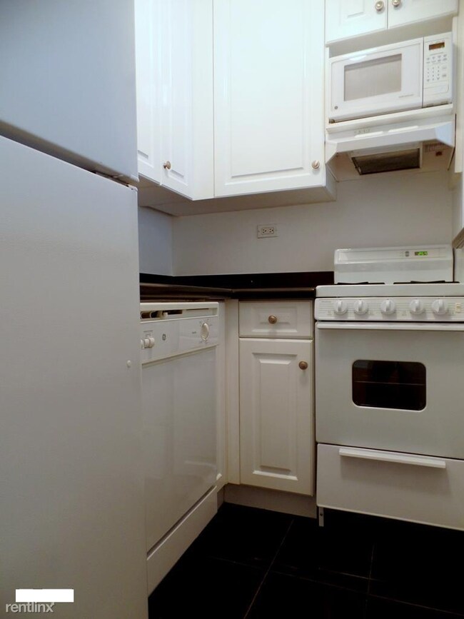 Building Photo - Studio, 1 bath  - 151 W 17th St