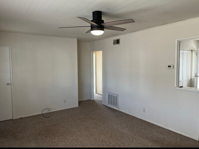Foto del edificio - HOUSE…2 Bedroom 1 Bath