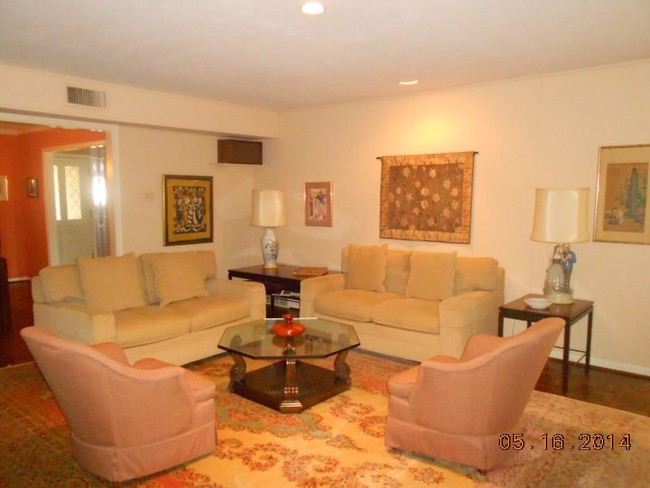 Building Photo - 3240 Camelot Dr