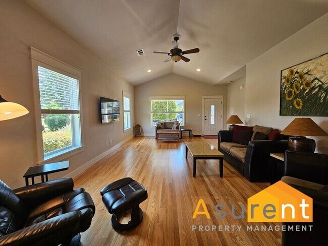 Foto del edificio - Fully Furnished 2BR/2BA Home in Central Point