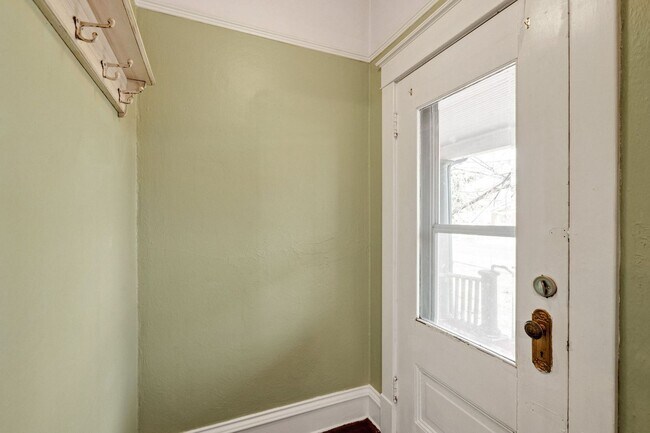 Building Photo - Big 2 bedroom 1 bath House