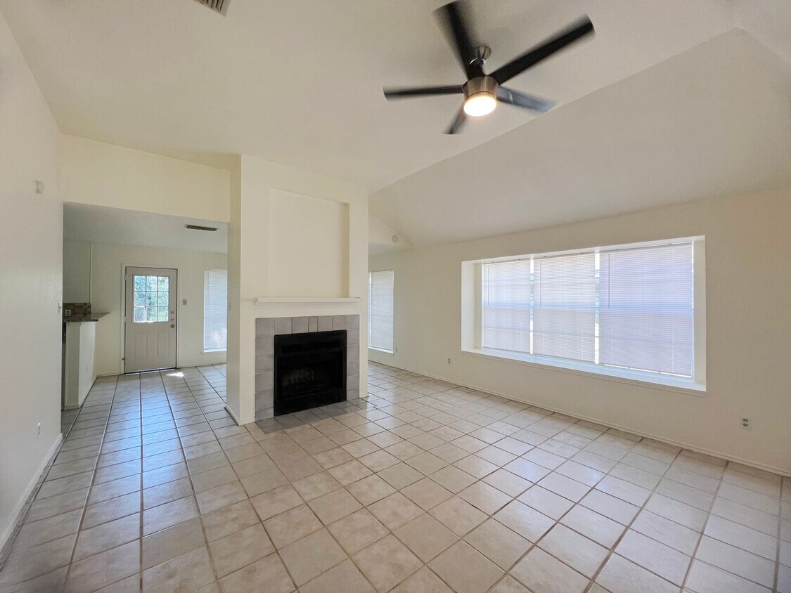 Foto principal - 3 bedroom, 2.5 bath home for lease!