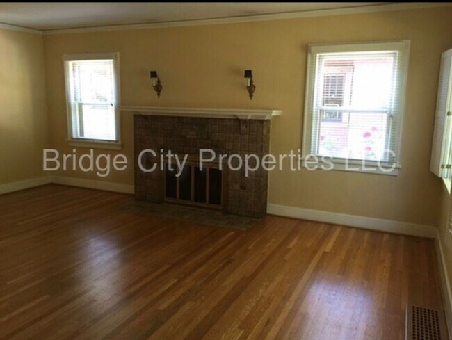 Foto del edificio - Laurelhurst Original, 3bed + Den , 2 bath no pets.