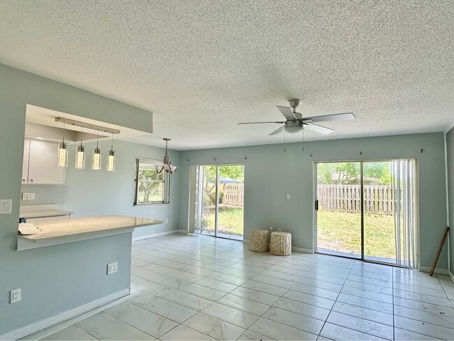 Building Photo - 746 Bianca Dr NE