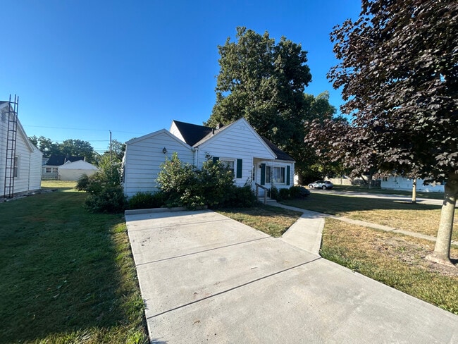 Building Photo - 302 E Indiana Ave
