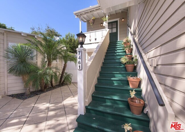Foto del edificio - 7461 Willoughby Ave