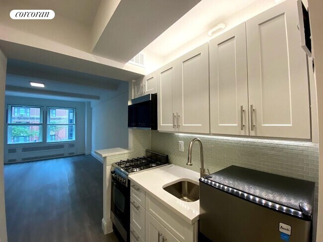 Building Photo - 433 W 34th St.