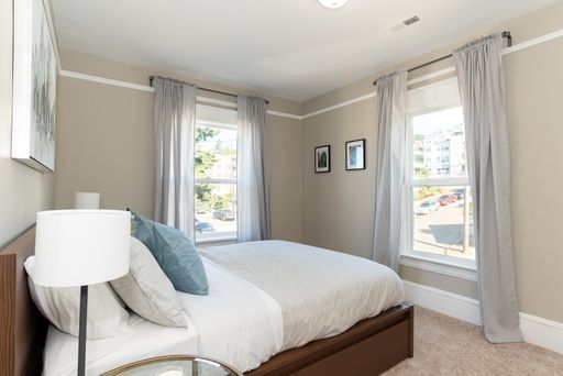 Foto del edificio - Bright 2 bedroom 1 bathroom Queen Anne Apartment with skyline views