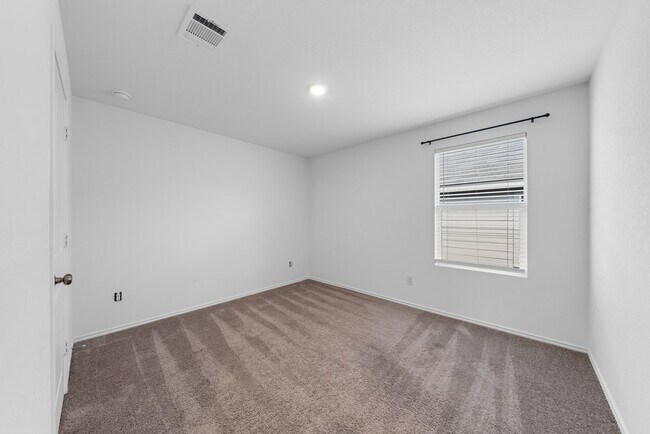Building Photo - Bright 3-Bed Home with Fenced Yard & Garage in Converse – Modern Comfort, Prime Value