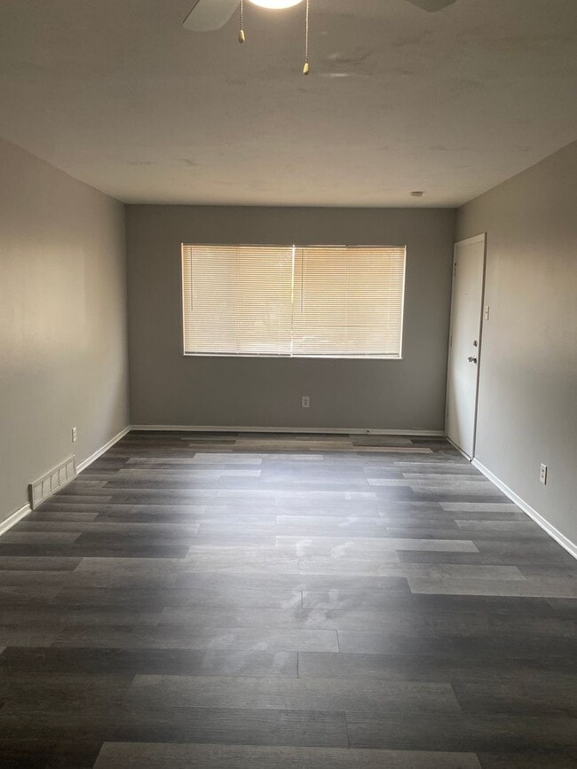 Building Photo - Updated 2 Bedroom One Bath Apt in Florissant!