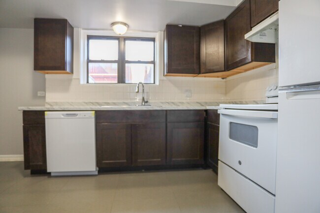 Building Photo - 9016 Lamon Ave