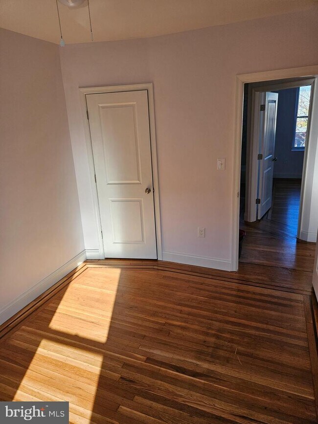 Building Photo - 1825 E 31st St