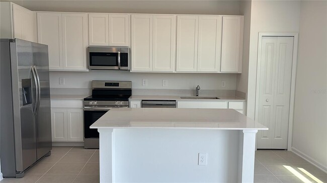 Building Photo - 3090 Chantilly Dr