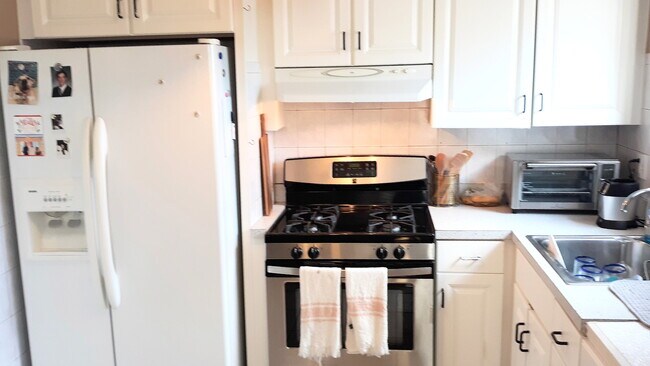 MODERN KITCHEN - 901 Park Ave