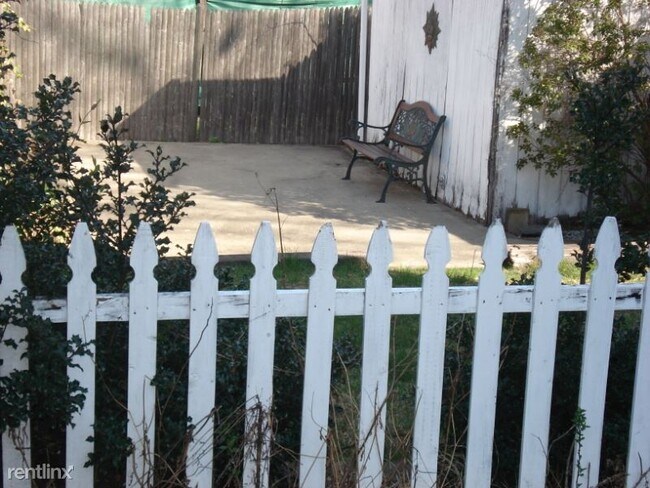 Building Photo - 2 br, 1 bath Apartment - 11 Smith Ct,