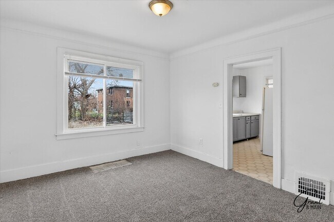 Foto del edificio - $1300 3 bedrooms