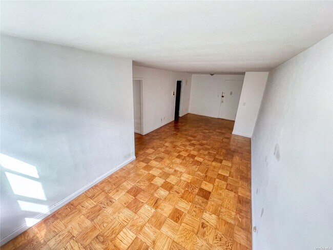 Foto del edificio - 66-10 Thornton Pl