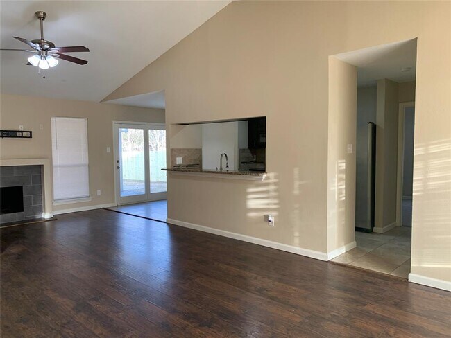 Building Photo - 2125 Highwood Dr