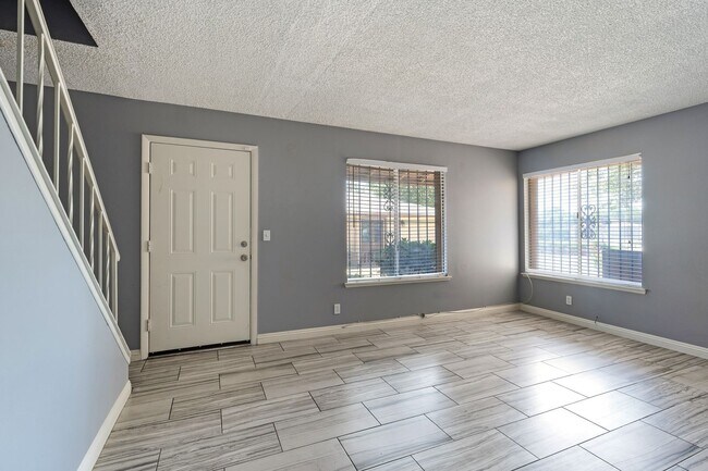 Foto del edificio - 1372 Lorilynn