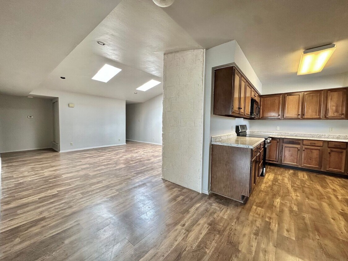 Foto principal - Now Available - 2 Bedroom 1.5 Bathroom Con...