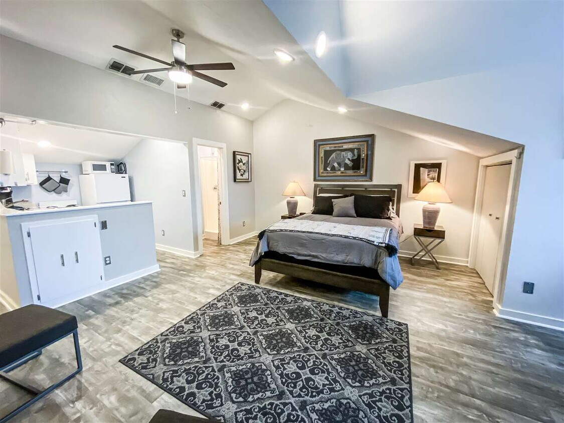 Foto principal - 215 E Virginia St