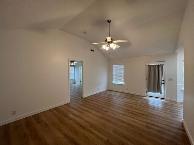 Building Photo - Beautiful 3 BR 2 Bath Home - Conveniently ...