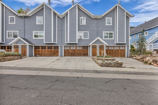 Building Photo - Charming Park Avenue Condo in Old Town!