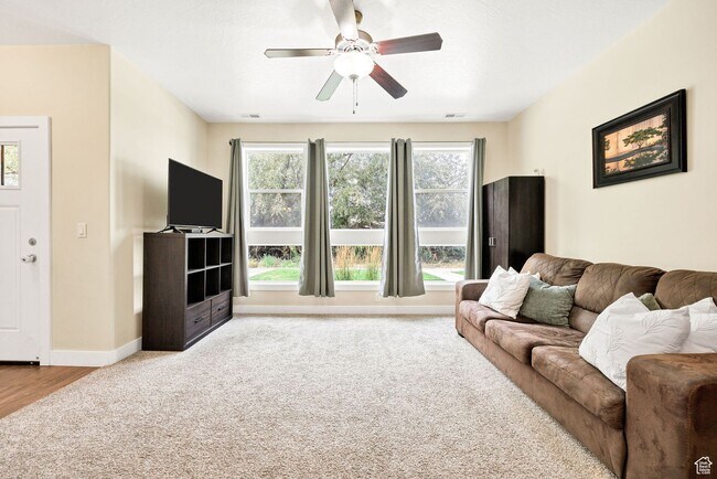 Foto del edificio - Townhome Rental in Spring Creek Community | Clubhouse, Pool & Community Amenities