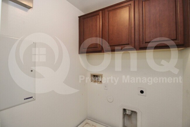 Building Photo - 3221 E Virgil Dr