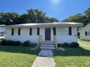 Building Photo - 1109 West Rd