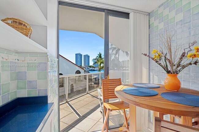 Foto del edificio - 3610 Yacht Club Dr