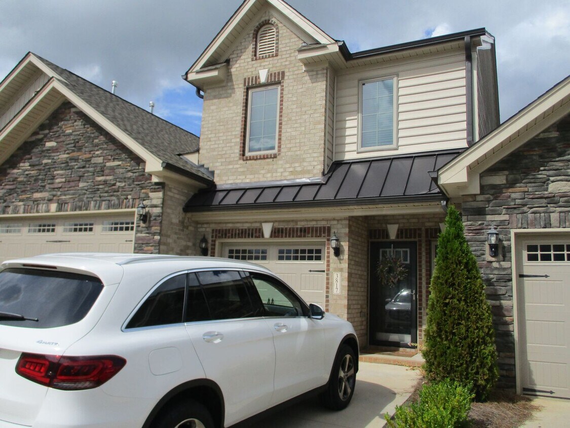 Primary Photo - Inviting Townhouse with Garage For Rent in...