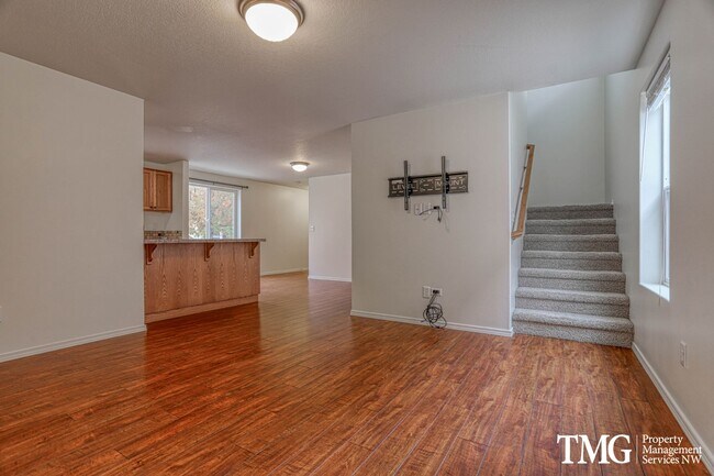 Building Photo - 3 Bed 2.5 Bath Home on Corner Lot Near Dow...
