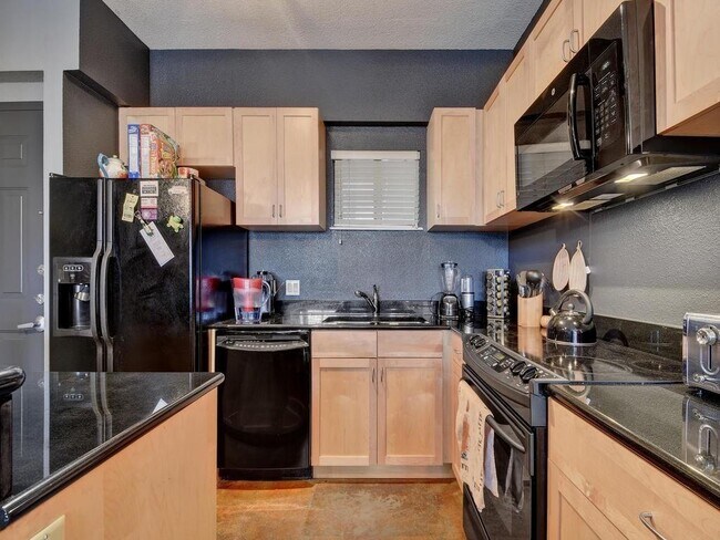 Building Photo - 711 W 26th St