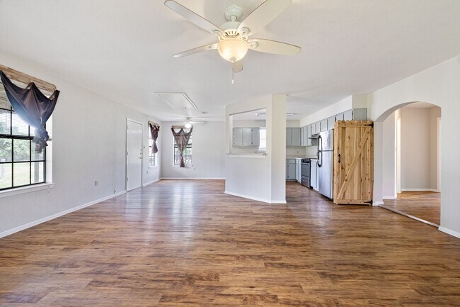 Foto del edificio - Charming 2 Bedroom 1 Bath on 3 Acres in Georgetown