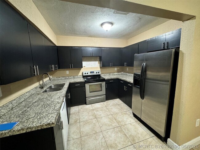 Building Photo - 2091 Oleander Dr
