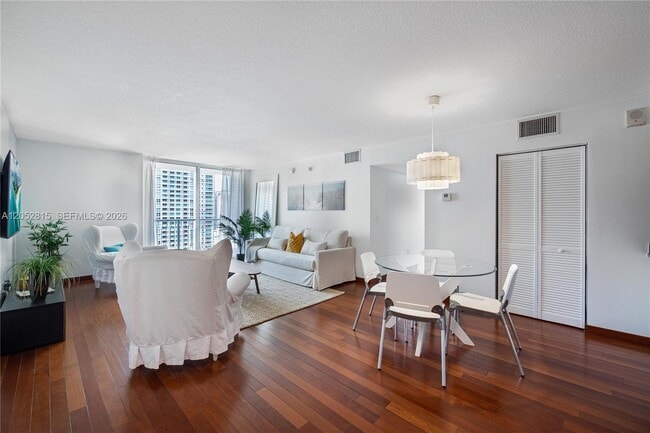 Foto del edificio - 1200 Brickell Bay Dr
