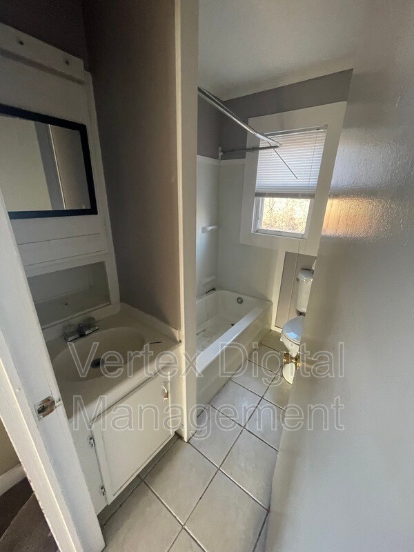 Foto del edificio - 913 Sanderson Ave