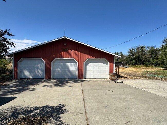 Foto del edificio - West Valley 3 bedroom country home with 3 ...