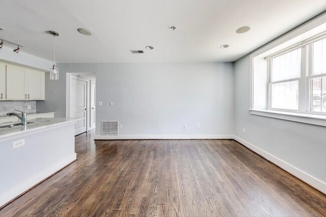 Building Photo - Happy on Harvard! Near New 2 + 2 close to ...