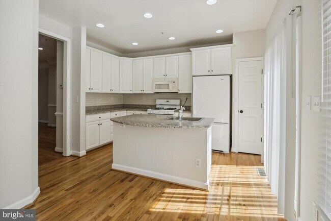 Building Photo - 514 Fallsgrove Dr