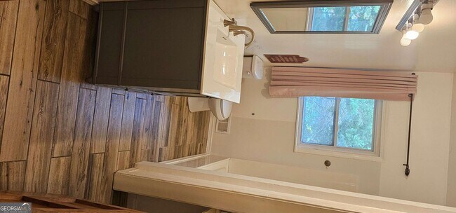 Foto del edificio - 1032 Standard Dr NE