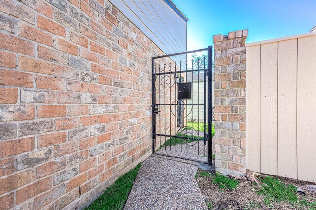 Building Photo - 10626 Sandpiper Dr